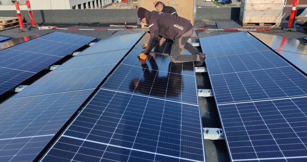 En serviceaftale hos NRgreen sikrer vedligehold af dit solcelleanlæg